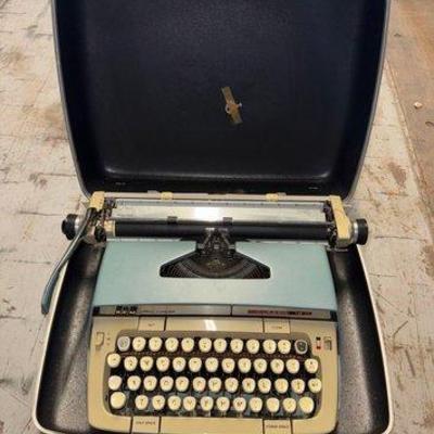 8418 • smith corona classic 12 typewriter in case
