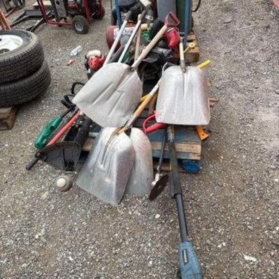 80006 • yard tools on pallet
