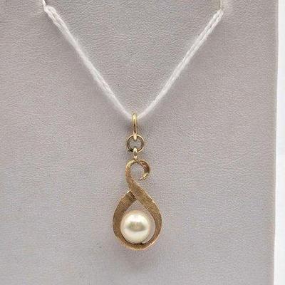 #720 • 14k Gold and Pearl Pendant, 1.2g
