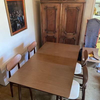 Beautiful mid-century dining room table with 4 chairs. Shown with leaf at 6' without leaf 5'.