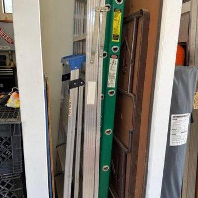 #2500 • 3 Ladders and Foldable Table
