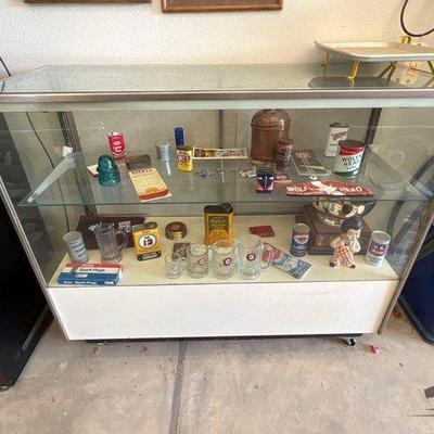 #1865 • Display Cabinet **Collectables NOT included**
