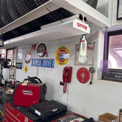 #1262 • 19 Signs, Wall Decorations, Tach

