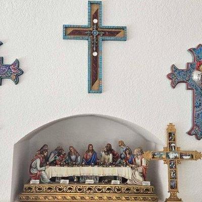 #6510 • Last Supper Sculpture & (4) Decorative Crosses
