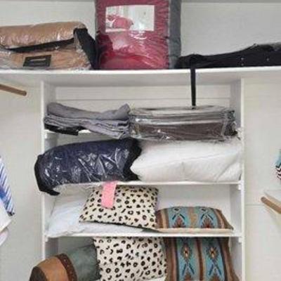 #7710 • Full/Queen Comforters, Blankets & More
