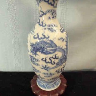 Chinese qianlong marked blue white porcelain dragon vase