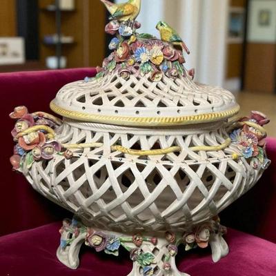 Capodimonte porcelain latice lidded centerpiece