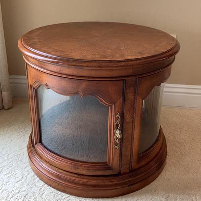 Gordon's Furniture Traditional Style Round Accent Display End Table 