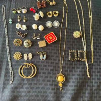Fr148 vintage costume jewelry lot