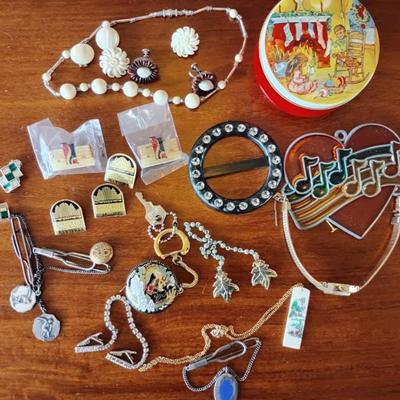 Fr156 costume jewelry mystery lot