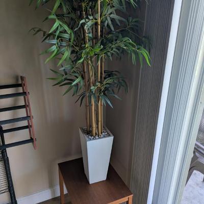 FAKE PALM WITH SIDE TABLE