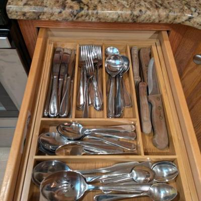 SILVERWARE SET