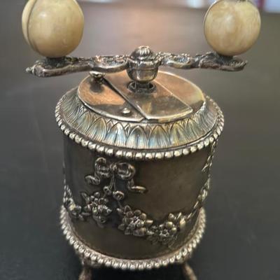 Silver French pepper grinder with diamond mark