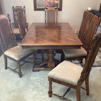 Traditional Oak Dining Table With Eight Chairs