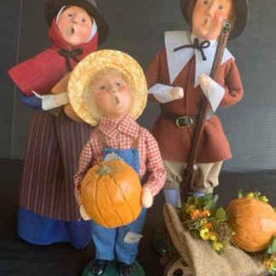 Kg122 byers choice carolers fall harvest