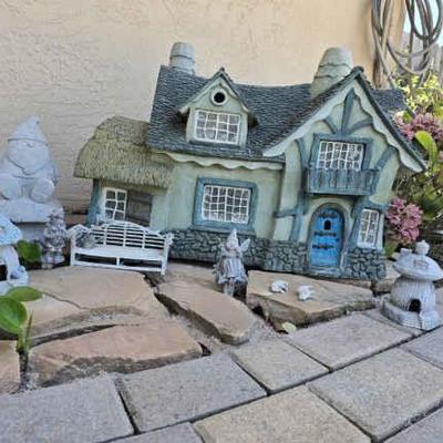 Kg202 lit leprechaun house