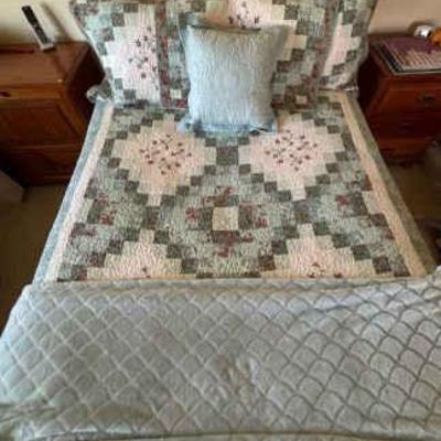 Kg144 queen size quilt with blankets and shams