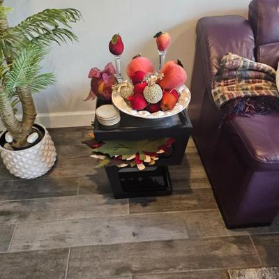 Sale Photo Thumbnail #53: End table