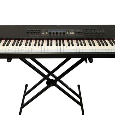 Yamaha s80 synthesizer and robust stand