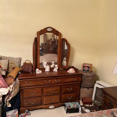 Sale Photo Thumbnail #13: Dresser
