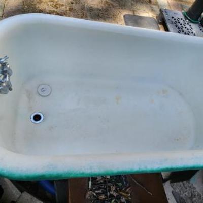 clawfoot tub