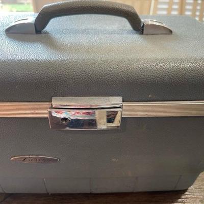 Vintage Forecast train case