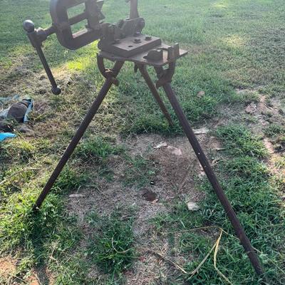 Tripod Pipe Vice