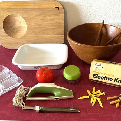 1970’s Avocado Green Hamilton Beach Electric Knife Plus More Retro Kitchen Items