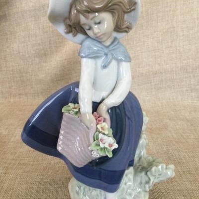 Lladro “Pretty Pickings Girl” Figurine 