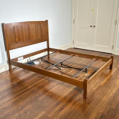 Stickley Furniture Co. Bed - Queen-Sized | Stickley Furniture Company (Manlius, New York) Mission style oakwood queen-sized bed with...