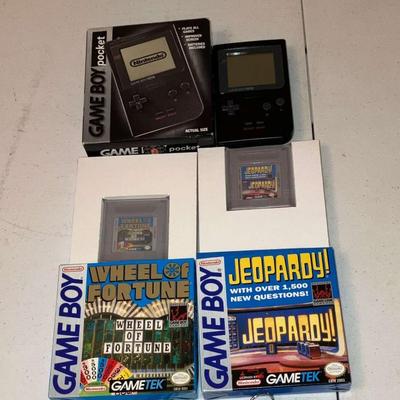 139-HALL: Vintage Nintendo Game Boy Pocket & Games