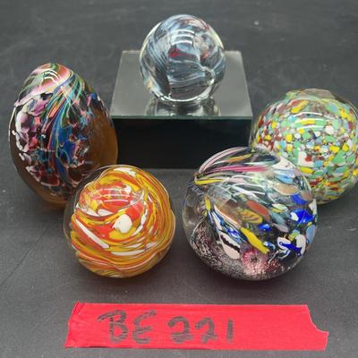 BE221 Set Of 5 Swirling Glass Paperweights 