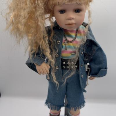 BE119 Collectible Doll