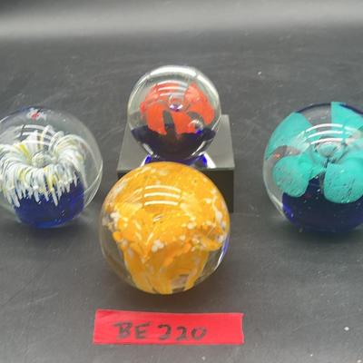 BE220 Set Of 4 Flowering Glass Paperweights 
