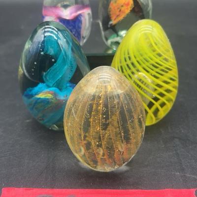 BE230 Set Of 5 Small Egg-Shaped Paperweights