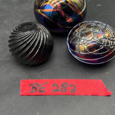 BE282 Set Of 3 Glass Paperweights