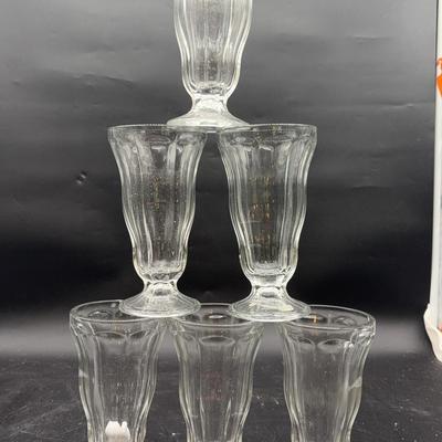 BE250 Sip In Style: Retro Milkshake Glasses
