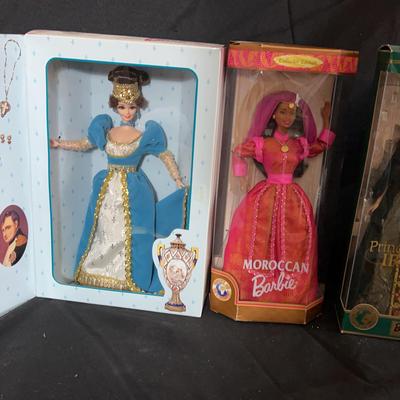 BE336 Barbies Dolls Of The World