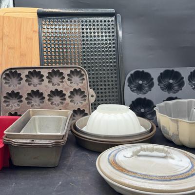 BE270 Assorted Kitchen Containers And Baking Pans