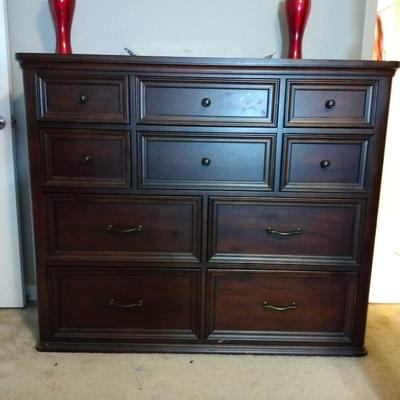 Universal Broadmoore Gentleman's Chest