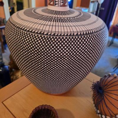 Sale Photo Thumbnail #24: Large Acoma Pot