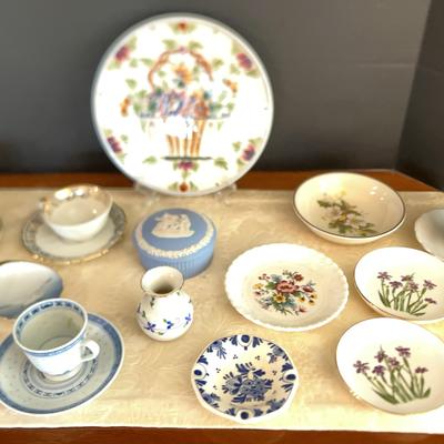 Deift Antique Plate, Wedgwood Box, Mini Teacups & Saucers 