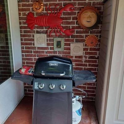 Dyna-Glo 3-Burner Gas Grill – Tested & Working! Includes Yard Art Décor