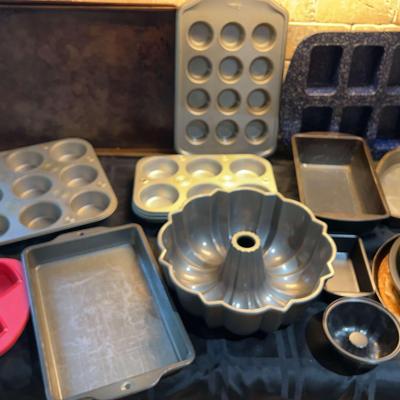 Wilton, Bundt, Crofton & Assorted Bakeware Pans – Muffin, Cake, Bread, Heart, Bundt & More