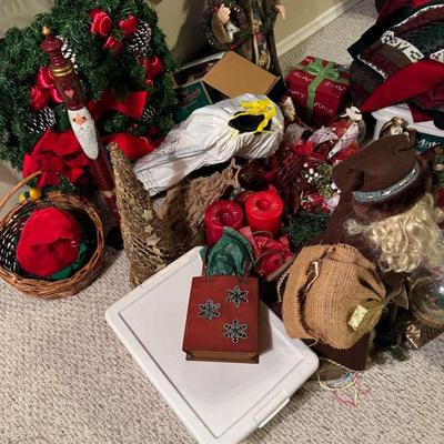 Large Christmas Décor Lot – Wreaths, Santa Figures, Ornaments & Holiday Decorations