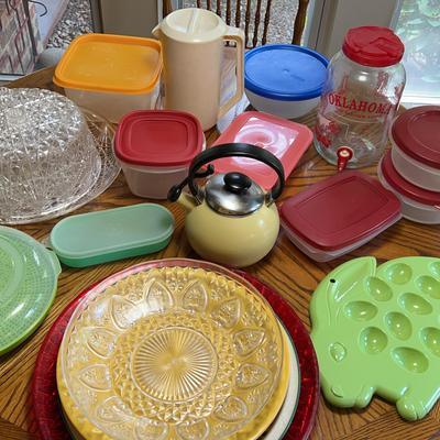 Rubbermaid and Tupperware Plastic Food Storage Containers – Mixed Lot