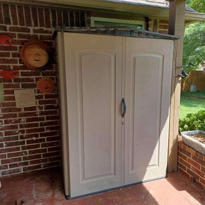 Rubbermaid Lawn & Garden Storage Cabinet