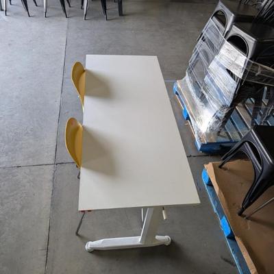 Manual crank shaft sit/stand desk