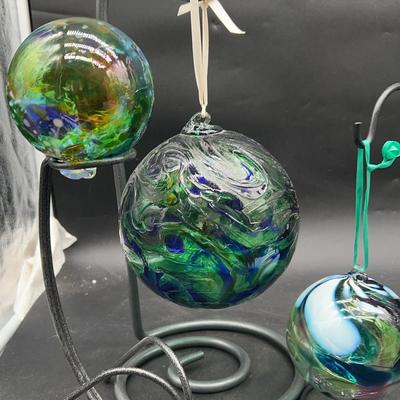 BE900 Collection Of 3 Green Orbs With Stands