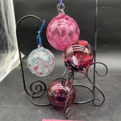 BE901 Collection Of 4 Red Orbs With 3 Stands